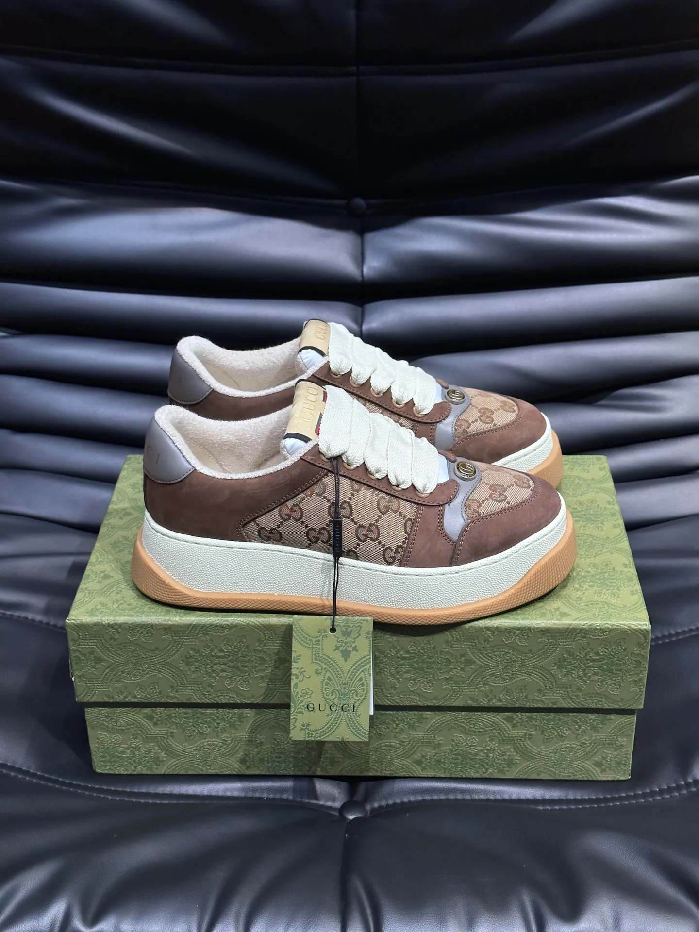 Men's men's shoes 💰p480 "GUCC*" Screener series 👫 Couple style GG thick-soled sneakers, the Screener series is inspired by the classic sneakers of the 1970s, cleverly incorporating the retro Gucci logo, two-color waterproof platform soles, and 5CM thick soles to enhance the aura, conveying the new design concept that a single product should be permanently accompanied by the passage of time, creating a retro distressed effect, decorated with metal double G oval enamel details! High-quality, versatile classic items, highly recommended. Size female 35-39, male 38-44